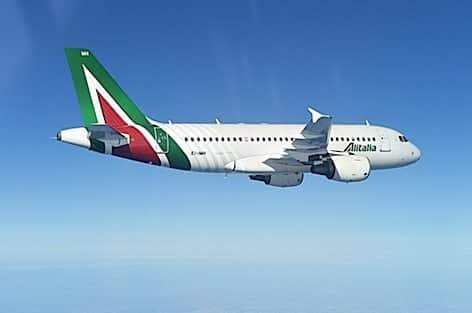 Alitalia Airbus A319 in volo (foto Alitalia)