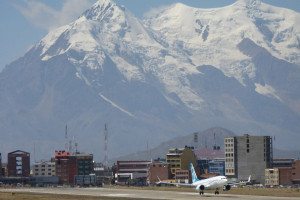 Decolli e atterraggi tra le alte montagne di La Paz in Bolivia (foto Boeing)