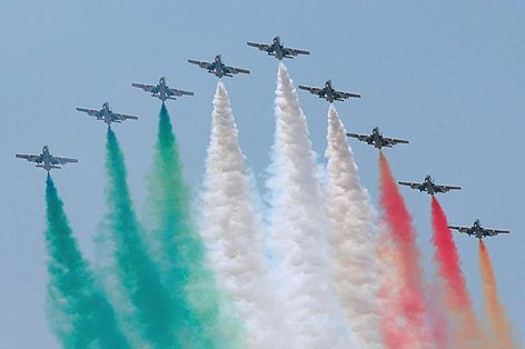 Formazione con fumi Tricolori della PAN (foto Aeronautica Militare)