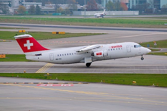 Swiss_International_Air_Lines_BAe_Systems_Avro_RJ100_HB-IYZ_Zurich_International_Airport