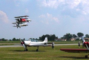 Fokker Dr1 e Tiger Moth in decollo per il duello aereo (foto Baldi)
