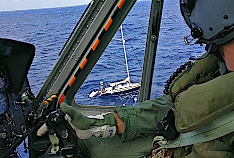 Elicottero dell’A.M. soccorre tre persone a bordo di una barca alla deriva in Sardegna