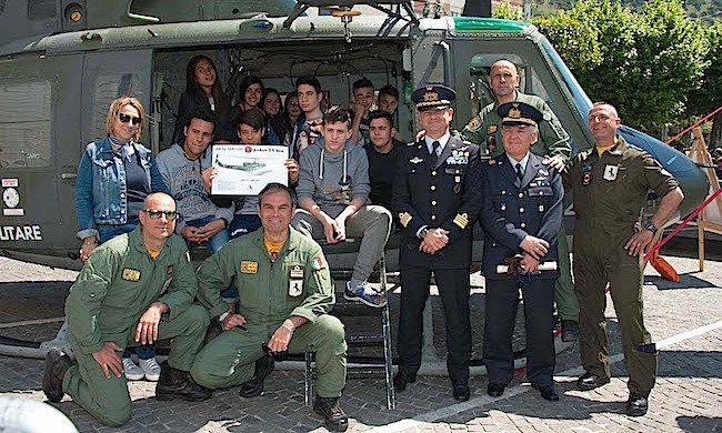 gli uomini dell equipaggio donano una litografia dell HH212 a studenti sarnesi