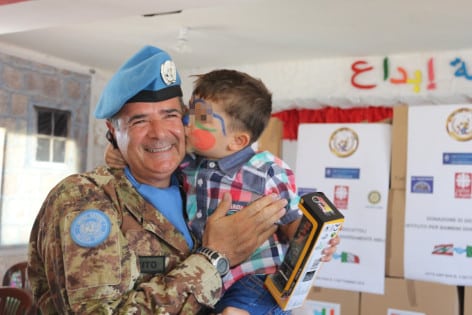 LIBANO: IL CONTINGENTE ITALIANO DONA GIOCATTOLI AI BAMBINI DI UNA SCUOLA NEL LIBANO DEL SUD