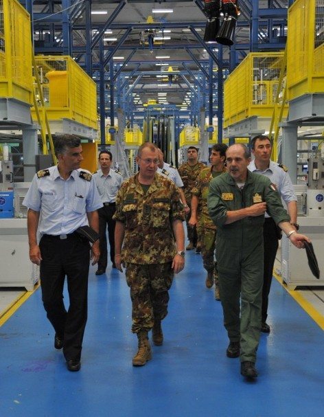 Il Generale Marchiò in visita presso la base di Cameri (Il portale dell’Aeronautica Militare)