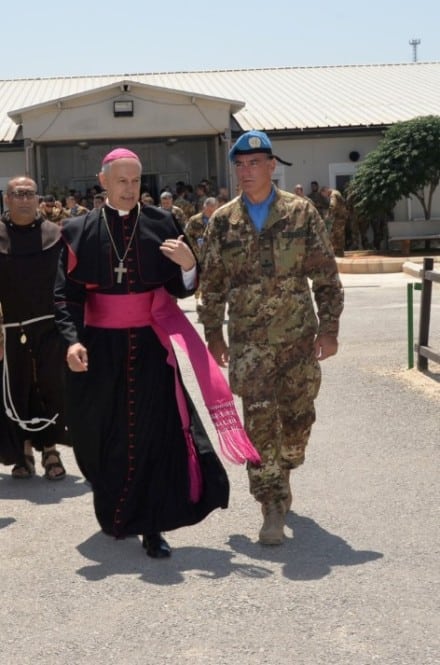 S.E. Monsignor Gabriele Giordano Caccia accolto dal Generale Salvatore Cuoci
