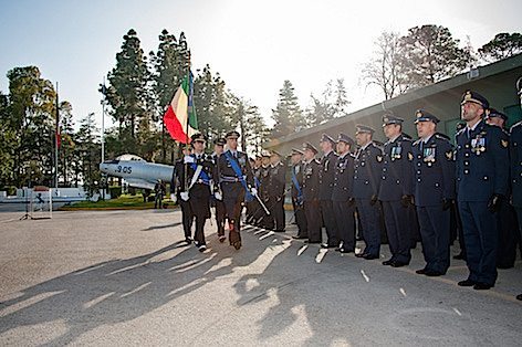 2 Bandiera di guerra in rassegna allo schieramento