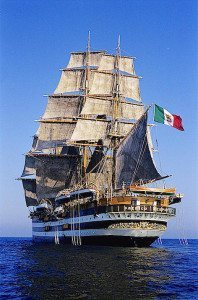 L'Amerigo Vespucci in navigazione (foto Marina Militare)