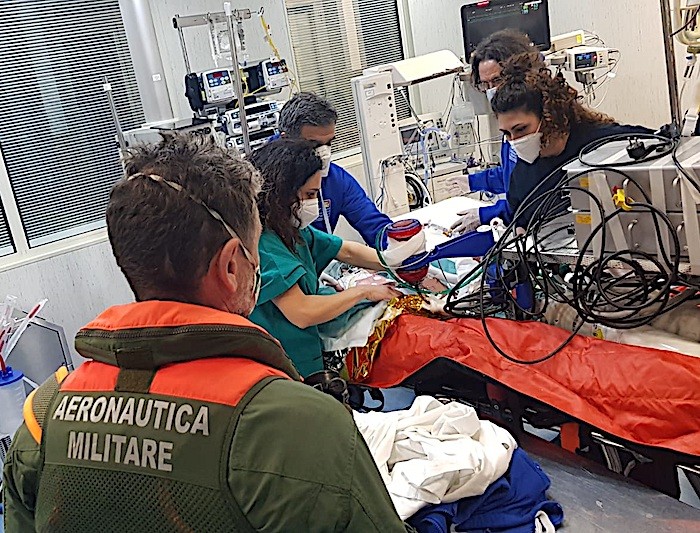 Neonato in pericolo di vita: elicottero dell’AM trasporta d’urgenza un bimbo di un solo giorno di vita da Reggio Calabria a Taormina