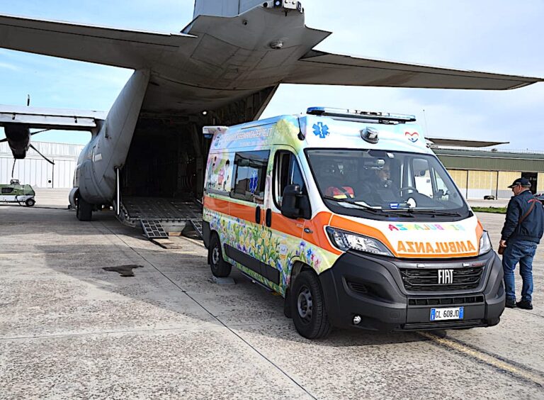 Neonata in pericolo di vita: C-130J la trasferisce in volo con l’ambulanza da Lecce a Ciampino