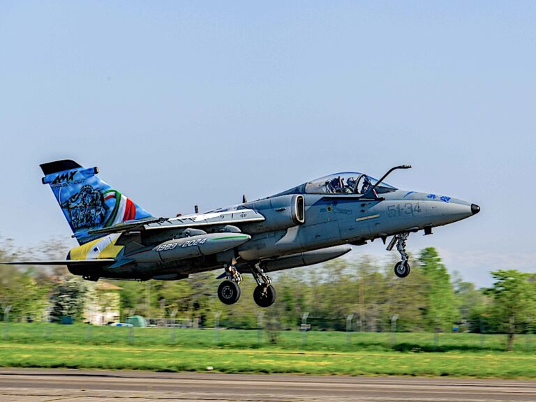 Aeronautica Militare: con l’arrivo degli ultimi AMX si arricchisce la collezione di velivoli storici volanti all’aeroporto di Piacenza