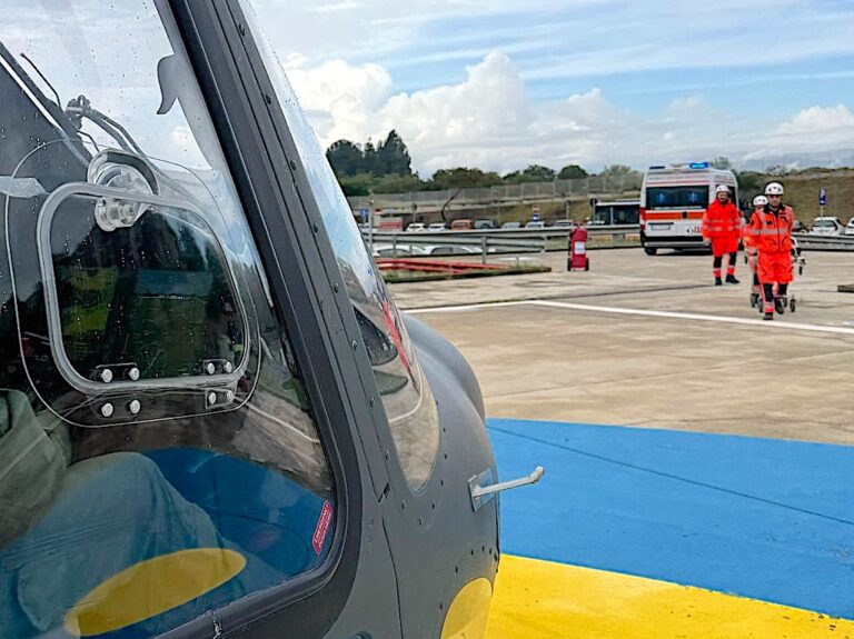 Aeronautica Militare: elicottero del soccorso aereo recupera una donna da una nave a largo dell’isola di Sant’Antioco