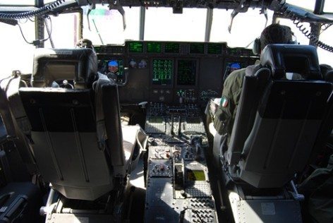 La cabina di pilotaggio di un C130 (foto Claudio Toselli)