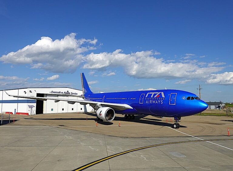 L'Airbus A330-200 ITA Airways parcheggiato all'aeroporto internazionale di Edmonton, che ha portato Papa Francesco in Canada il 24 luglio 2022 durante una visita apostolica (foto repertorio: Murad Khoshhat per Wikimedia Commons)