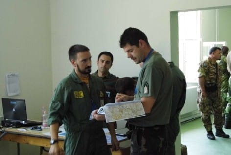 3bis.Un pilota del 9° pianifica il volo con il collega straniero