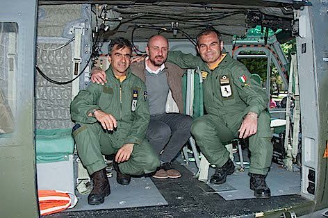 4. Pilota ed aerosoccorritore insieme ad un cittadino recuperato durante l alluvione del 98