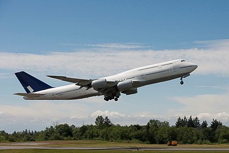 Boeing 747-8i in decollo (foto Boeing)
