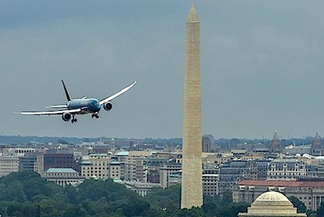 Il 787-9 Dreamliner con i colori della compagnia di bandiera vietnamita in volo su Washington (foto Boeing)