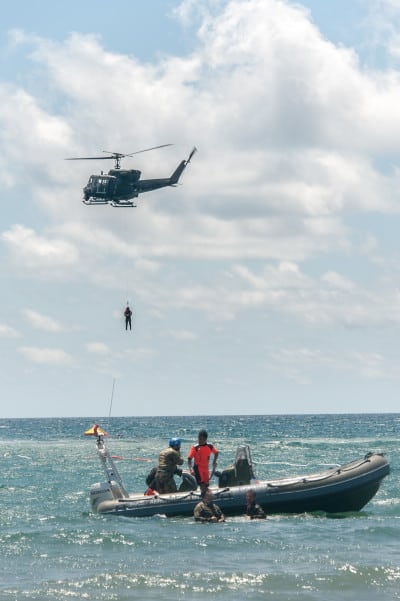 Un HH212 del 9° Stormo durante l'esercitazione in mare (foto Aeronautica Militare)