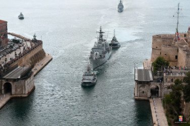 Bagno di folla a Taranto per l’ultimo Ammaina bandiera di nave Granatiere  (Marina Militare)