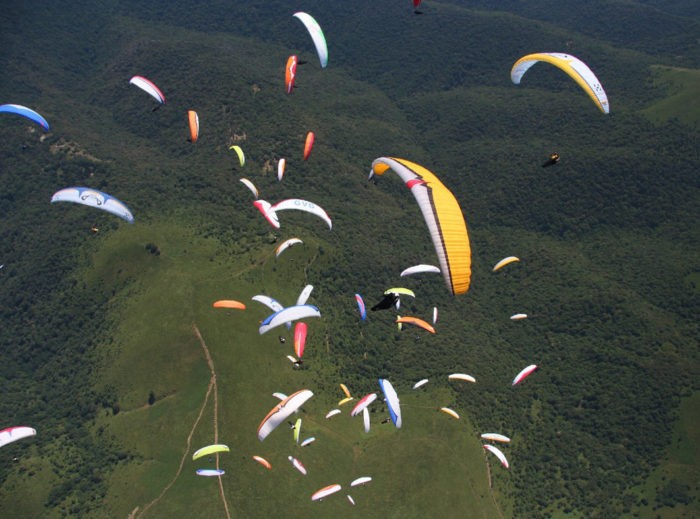 Deltaplani e parapendio tornano a colorare i cieli