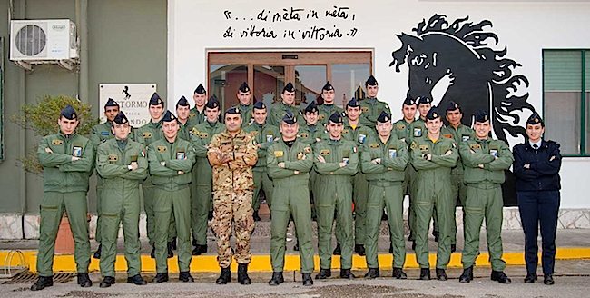 9° Stormo di Grazzanise, immagine di rito con il gruppo dei piloti al termine del corso (foto 9° Stormo)