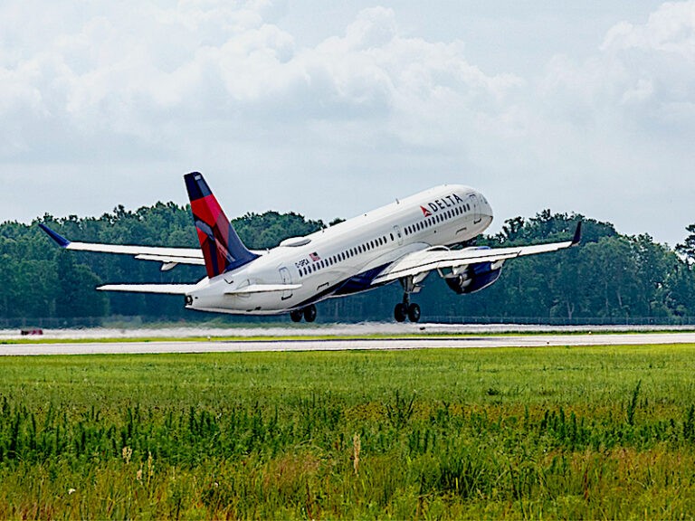 Airbus consegna il suo primo A220 assemblato negli Stati Uniti a Mobile, in Alabama