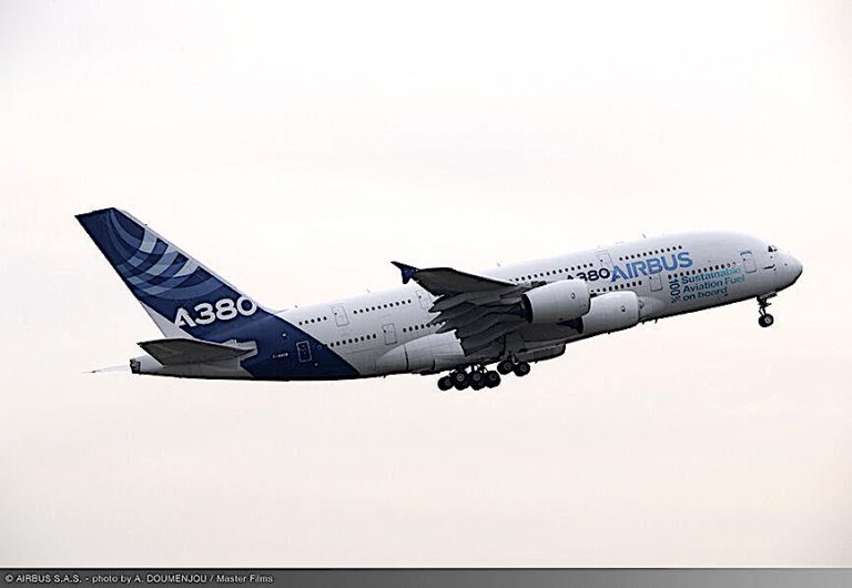 Prende il volo il primo A380 alimentato al 100% con carburante sostenibile 