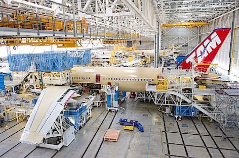 Il primo Airbus A350 XWB della TAM Airlines prende forma a Tolosa