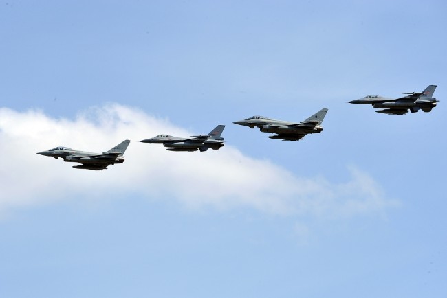 Typhoon F2000 italiani e norvegesi in un passaggio informazione (foto Air Tasjk Force- Pubic Affair Office)