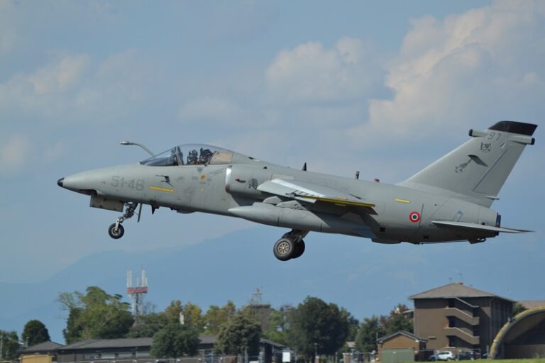Aeronautica Militare: dopo 35 anni dall’entrata in linea si congeda il jet AMX. Domani la cerimonia alla base di Istrana