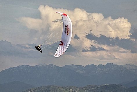 Al via la Red Bull X-Alps 2015, mille chilometri a piedi e in parapendio lungo le Alpi