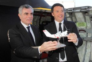 Il premier Matteo Renzi assieme all'AD e DG di Finmeccanica AugustaWestland Mauro Moretti (foto Finmeccanica AugustaWestland)