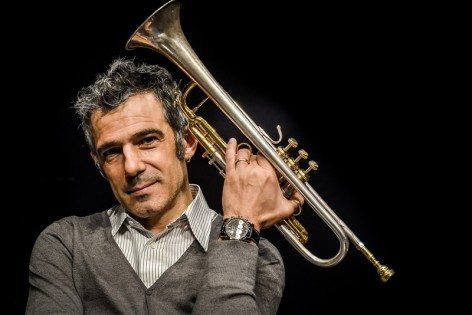 Paolo Fresu in concerto sul volo "Meridiana" (foto Aerop. Marconi Bologna)