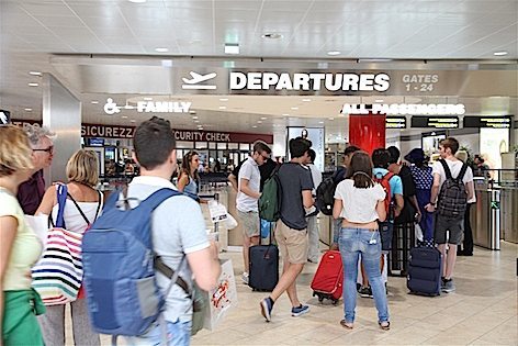 L'area partenze dell'Aeroporto di Bologna (foto Aerop. di Bologna)