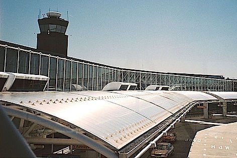 Aeroport Baltimore Washinghton foto James G. Howes 800px-BWI_airport_terminal