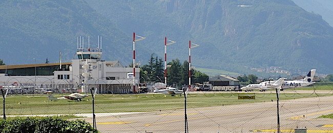 L'aeroporto di Bolzano (foto: Mattes - Wikimedia commons) 