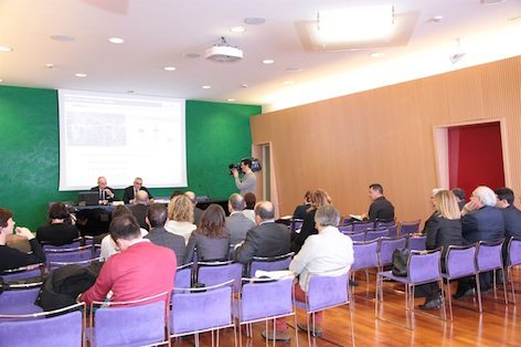 L'approvazione del Bilancio relativo all’esercizio 2014. Al tavolo il poresidente Enrico Postacchini e il DG Nazareno Ventola (foto Aeroporto Marconi)