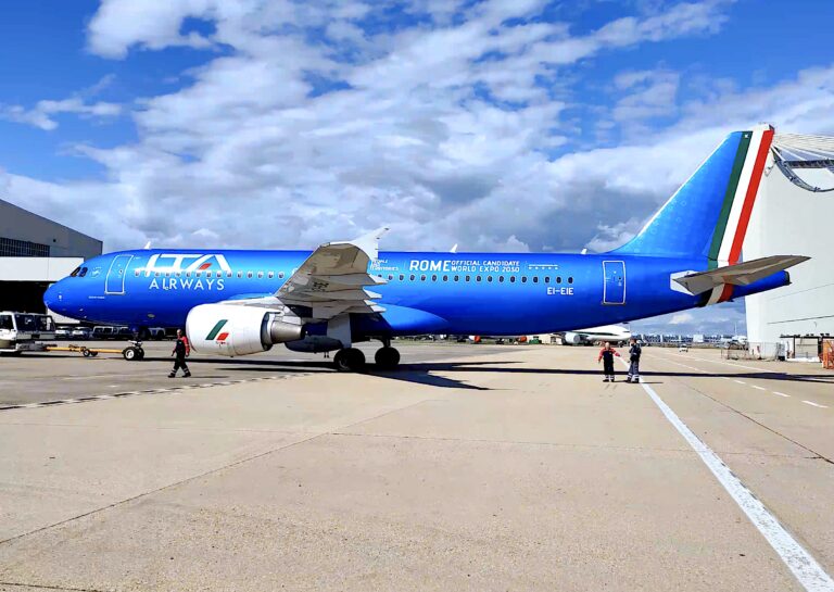 L'Airbus A320 dedicato alla leggenda dello sci italiano Gustav Thoeni personalizzato con una speciale livrea che riporta il logo di EXPO 2030 Roma (foto: repertorio ITA Airways)