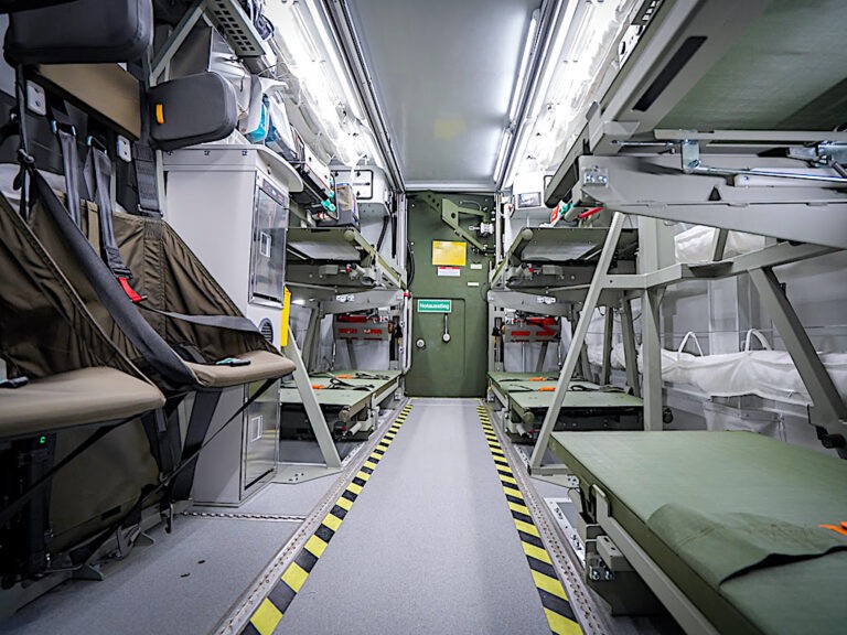 Trasporta, cura e salva vite: Airbus consegna il primo container per il trasporto di feriti protetti alle forze armate tedesche