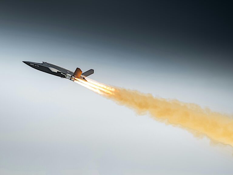 Il velivolo da combattimento senza equipaggio Airbus U740 Valkyrie decolla per il suo primo volo in Europa