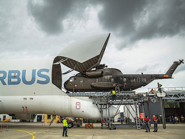 Airbus testa un sistema di stivaggio di carichi militari fuori misura su Beluga