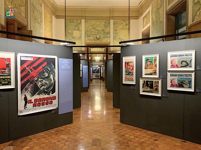 Cultura: aperta a Roma la mostra “Ali di carta, l’Aeronautica Militare e il volo attraverso i manifesti e la cinematografia”