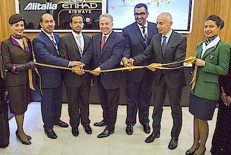 Taglio del nastro all'inaugurazione del padiglione Alitalia - Etihad Airways all'Expo 2015 (foto Alitalia-Etihad)