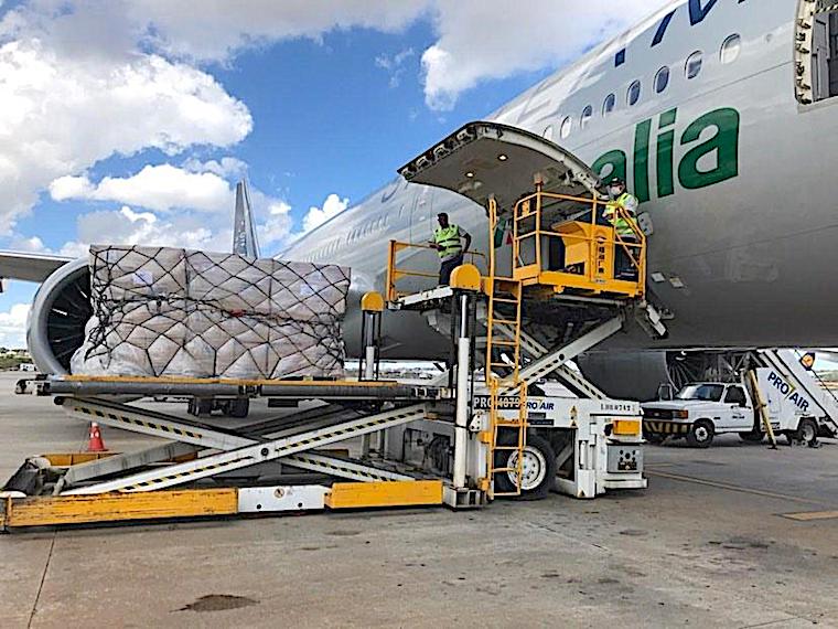Alitalia: trasportate dal Brasile due milioni di mascherine per il Piemonte