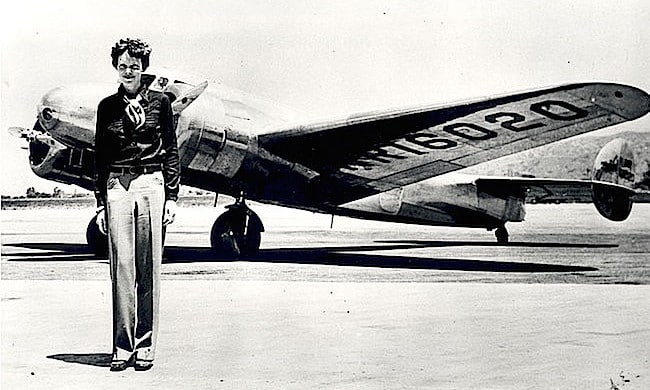Amelia Earhart di fronte al suo aereo Lockheed L-10 Electra