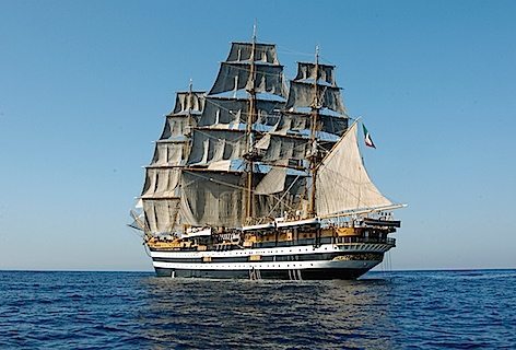 Nave Scuola Amerigo Vespucci in sosta alle isole Bermuda