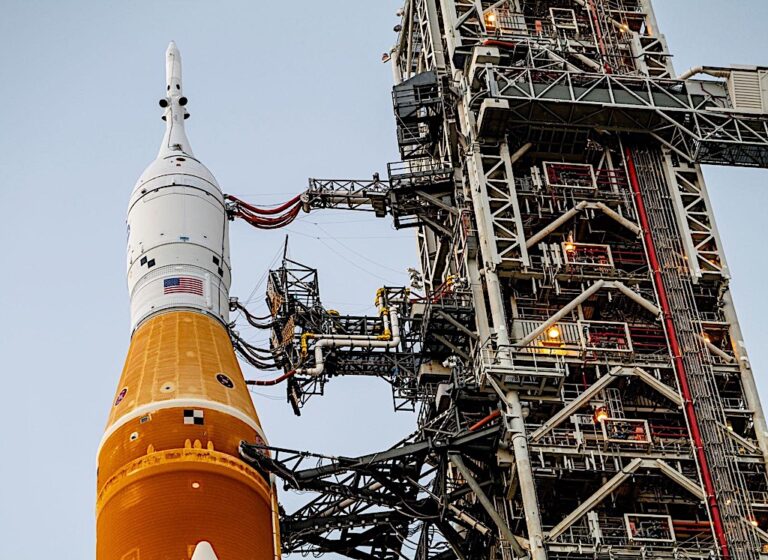Fly me to the Moon! La navicella spaziale Orion della NASA con il Modulo di Servizio Europeo di Airbus è pronta per il lancio