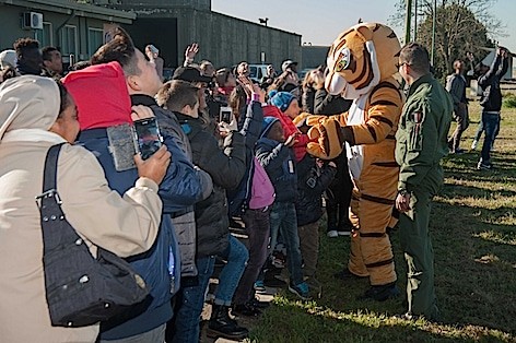 bagno-di-folla-con-il-tigrotto-del-21-gruppo-tiger_1