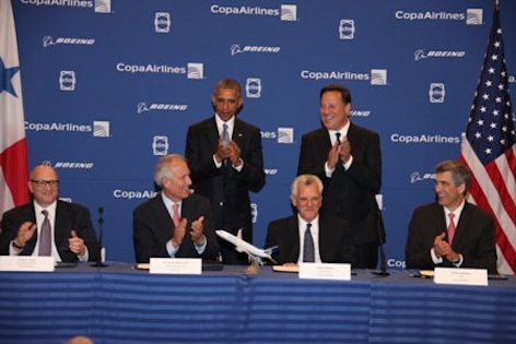 I presidenti Obama e Varela Rodriguez durante l'accordo miliardario (foto Boeing)